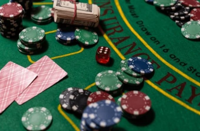 Pengguna mobile memeriksa penarikan dana